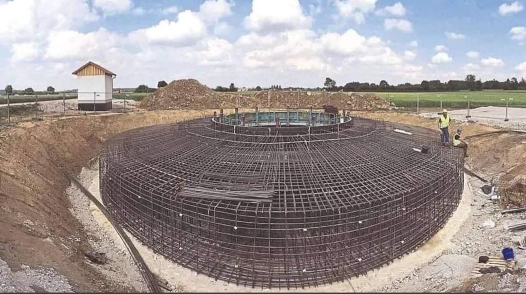 Base de Fixation en Acier pour Mat d'Éolienne