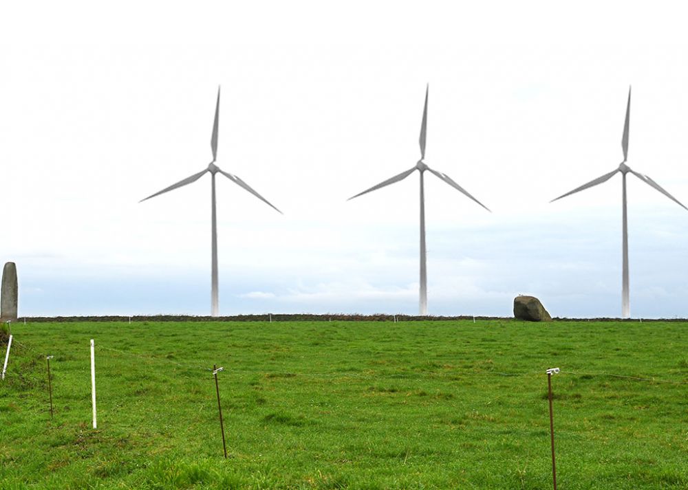projet d'éoliennes à porspoder vue menhir de kergadiou