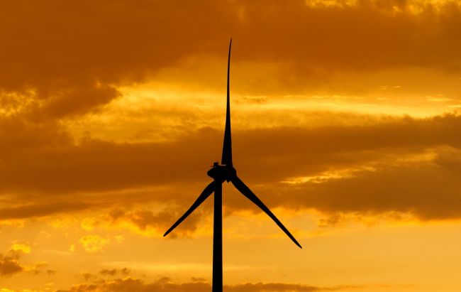 eolienne et coucher de soleil